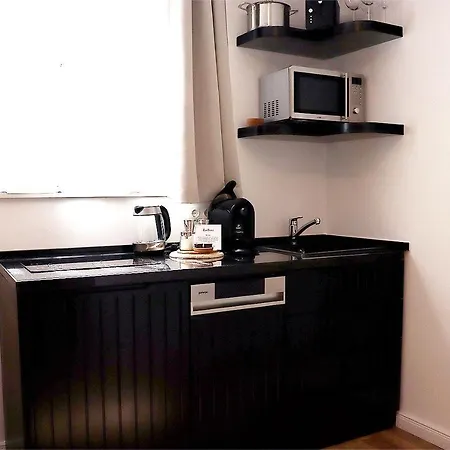 Kostenguenstige Souterrain Ferienunterkunft - Strandnah Und Modern Eingerichtet Inklusive Gartenzugang, Parkplatz & Fahrradunterstellplatz シャルボイツ